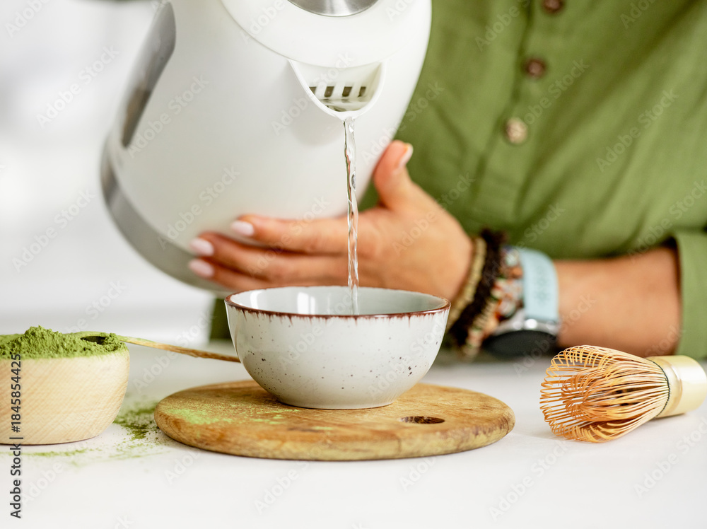 ナマコを湯通しする様子